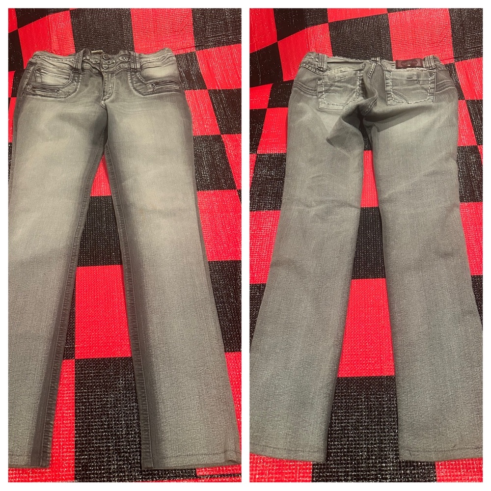 Virtual Sensuality Colombian jeans size 12
Inseam 30”
Made/designed in Colombia